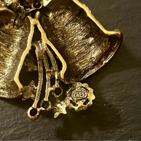 Vintage GB Antiqued Gold-tone Rhinestone Pendant Swirling Modern Scarf Ring Clip - Picture 10 of 15